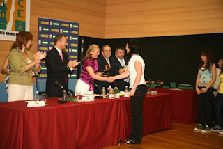 Las alumnas jienenses reciben el premio de manos de la presidenta del Parlamento