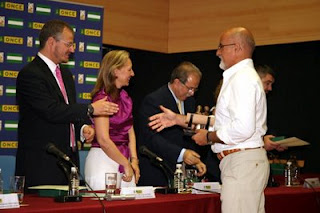 Un profesor de Umbrete en el momento de recoger su premio