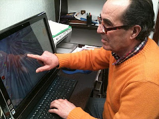 Faustino Blanco frente al ordenador donde trabaja habitualmente