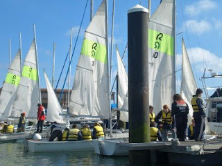 Integrantes del intercambio subidos en las embarcaciones para su bautismo náutico en aguas gaditanas