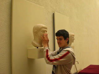 Uno de los alumnos tocando una escultura griega