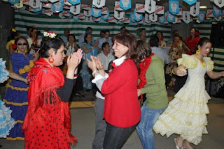 Un baile por sevillanas digno del Real de la Feria, pero en el patio del CRE