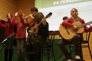 Interpretación del himno de Andalucía a cargo de alumnos del CRE