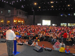 Alberto Morillas frente a la multitud de personas que siguieron el acto institucional