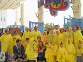 Un grupo de visitantes posan a la entrada del parque todos con el chubasquero amarillo de la ONCE