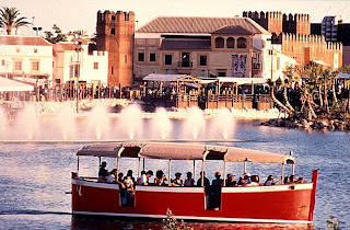 El barco recorre el lago de Isla Mágica