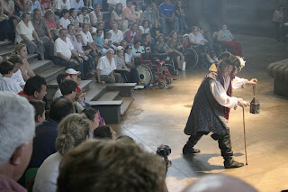 Un pirata en un espectáculo de animación con espectadores en sillas de ruedas en la primera fila