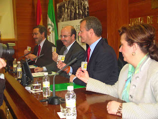 Los integrantes de la mesa exhiben a las cámaras sus cupones