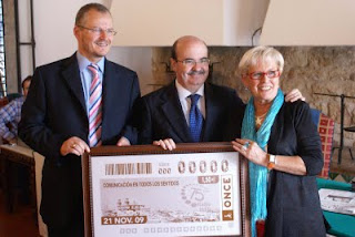 El secretario de Estado con el delegado territorial y la presidenta del consejo de administración de Radio Jaén mostrando la imagen del cupón a las cámaras