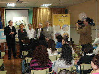 Un momento de la presentación de los libros en braille en presencia de los alumnos de Secundaria