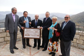 Patricio Cárceles y Pascual Gualda con los responsables de la SER desde el balcón del Parador con Jaén y sus montañas al fondo
