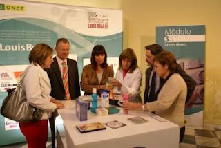 La visita se detiene en los productos domésticos con etiquetado en braille