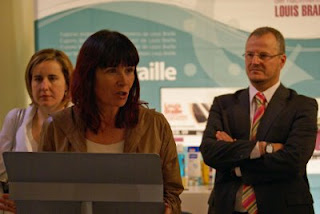 Micaela Navarro en un momento de su intervención, entre el delegado territorial Patricio Cárceles y la consejera general Margarita Martos