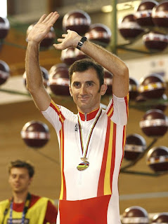 Javier Ochoa sonriente en el podio, uno de los protagonistas del Campeonato