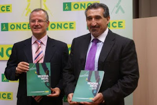 Delegado territorial y director en Jerez muestran la Memoria a los periodistas gráficos antes del inicio de la Rueda de Prensa