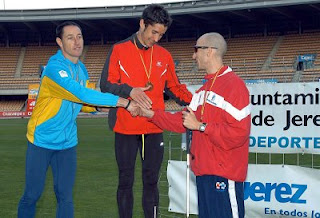 Otros tres atletas se felicitan por el triunfo cosechado en Jerez