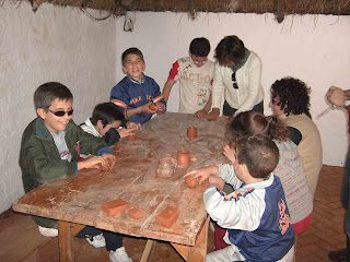 Los chavales dando forma al barro