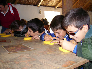 Los niños sonrientes moldeando sus figuras