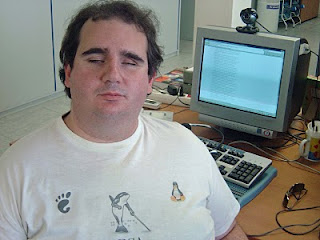 Jonhatan Chacón junto a su ordenaror