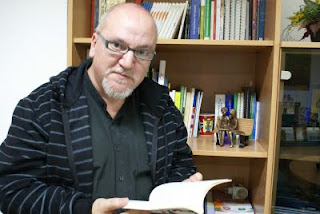 Jorge Lobo con un libro en sus manos