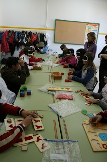 Los participantes juegan con materiales adaptados con los antifaces puestos