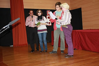 Alumnos del y jóvenes del CRE sobre el escenario del salón de actos en un momento de la jornada