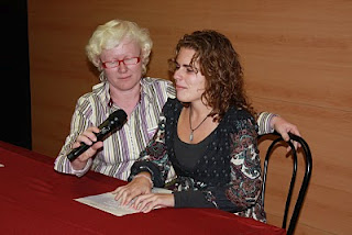 La ganadora al mejor relato sobre el futuro, leyendo el braile