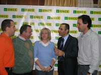 El director de la ONCE en Cádiz conversa con los participantes en las Jornadas