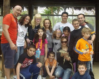 Foto de familia feliz de los participantes, muchos de ellos con las caras pintadas