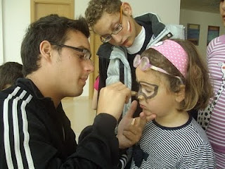 Una de las niñas dejándose pintar la cara