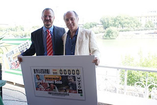 Cárceles y Soto posan con el cartel que contiene la imagen del cupón