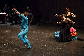 José Galán con la bailaora Reyes Vergara bailando en el escenario