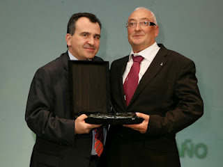 El director general adjunto de Juego de la ONCE, Luis Natalio Royo, entregando la placa conmemorativa al vendedor del año en Almería, Juan Mesas