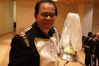Juan Antonio Jiménez, posa con el uniforme de gala de la Banda de Cornetas y Tambores del Real Cuerpo de Bomberos de Málaga