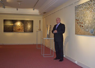 Juan Moral en la sala de exposiciones entre sus esculturas