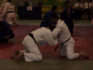 Dos judokas en plena competición