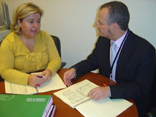 Clara Aguilera y Patricio Cárceles en la sede del Parlamento de Andalucía