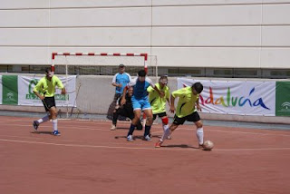 Jugadores del Málaga contra los del Madrid en pleno partido