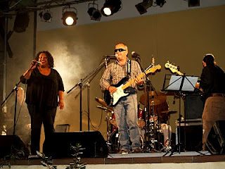 Julio Cuder en el escenario durante uno de sus conciertos con su actual grupo 'Babel Experience'