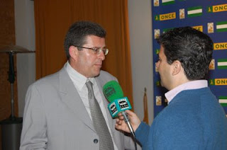 Julio Flores respondiendo a las preguntas de Onda Cero