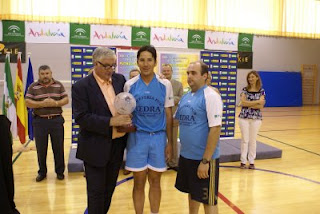 El presidente de la FEDEC entrega el premio al campeón de liga 2008-2009