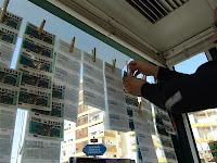 Imagen del interior de un quiosco de la ONCE donde se aprecian los cupones que se venden