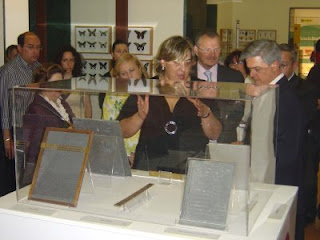 El alcalde de La Línea atiende las explicaciones en la visita guiada a la exposición