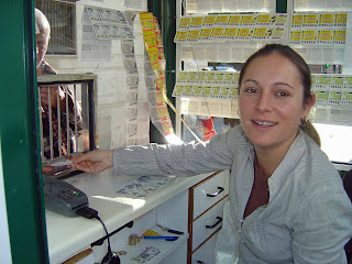María Ángeles en el interior de su kiosco