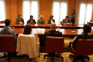 Un momento de la lectura del acta de los premios a cargo del consejero territorial Juan Adrian Caro