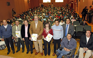 El director de la ONCE en Córdoba junto al presidente de la Federación Andaluza de Deportes para Discapacitados Físicos y algunos atletas
