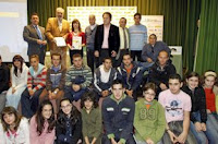 Foto de familia tras el acto de presentación del libro
