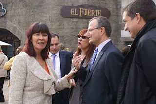 Saludo del delegado territorial a la consejera para la Igualdad a su llegada a El Fuerte