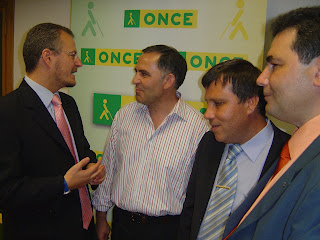 El alcalde de Guadix habla con Patricio Cárceles, Rafael Moreno y Rafael Jiménez