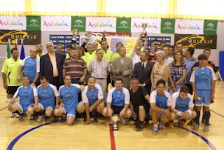 Foto de familia de los tres primeros clasificados después de recibir sus premios